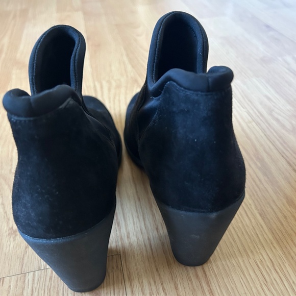 Clark’s Artisan Suede Slip-on Gore Adya Bella Ankle Boot - Picture 2 of 3